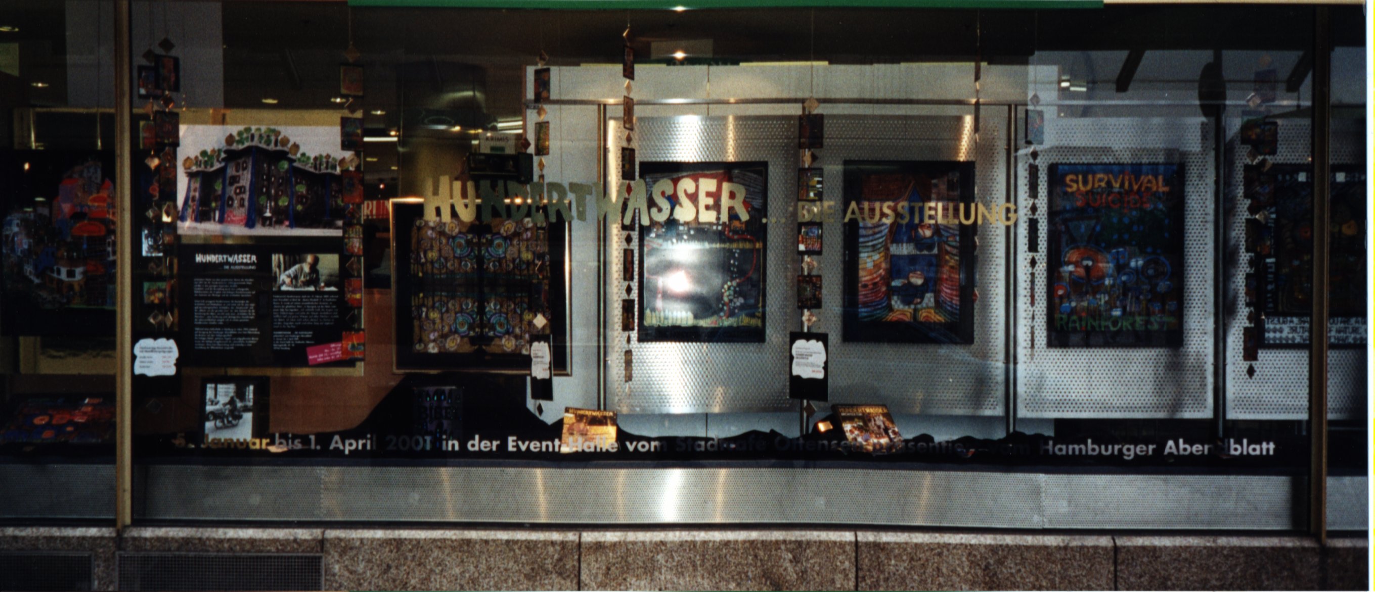 Schaufenster in der Rathauspassage des Hamburger 
Abendblatts von Januar bis Mrz 2001 zur Hundertwasser-Ausstellung im Stadtcaf Ottensen