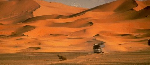Bus in der Wüste in Marokko