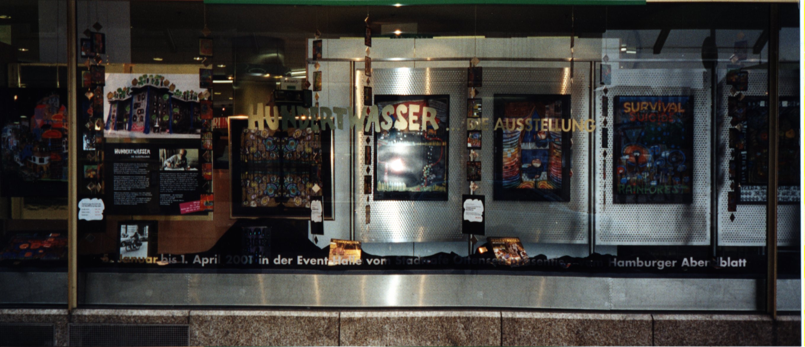 Schaufenster in der Rathauspassage des Hamburger 
Abendblatts von Januar bis März 2001 zur Hundertwasser-Ausstellung im Stadtcafé Ottensen