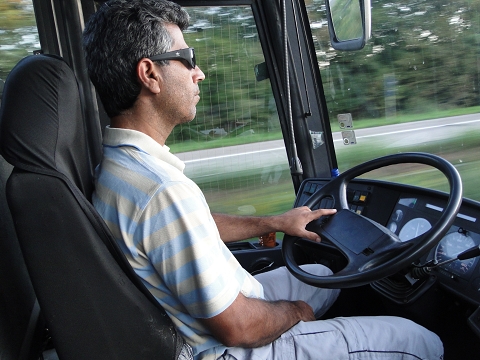 Reisebusfahrer Hamid bringt alle sicher ans Ziel
