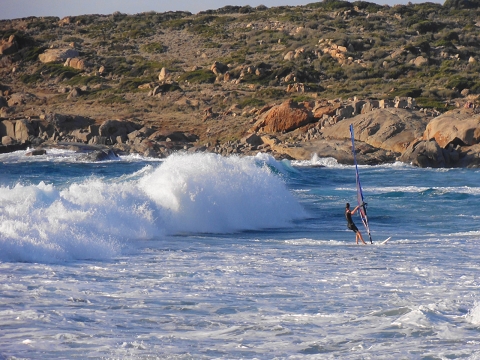 Surfspot, bei hohen Wellen dann auch für Profis, direkt vor der Tür