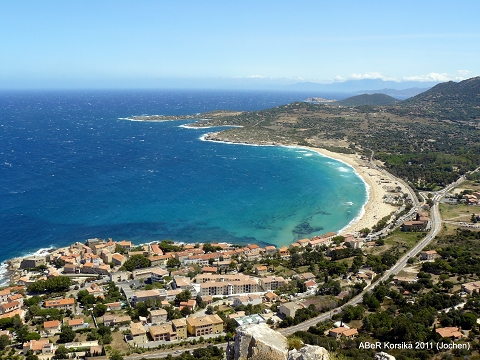 Blick auf den Traumstrand von Algajola und unseren Campingplatz