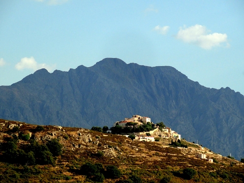 Blick auf Bergdorf San Antonino vom Campingplatz aus