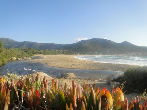 Strand von Algajola  vor Felsenküste