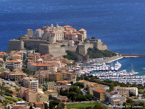 Blick auf Calvi und seinem mondänen Jachthafen von Madonna della Sierra aus (Aussichtspunkt)