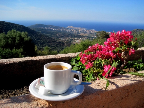 Mit Cappuccino vor dem Frühstück