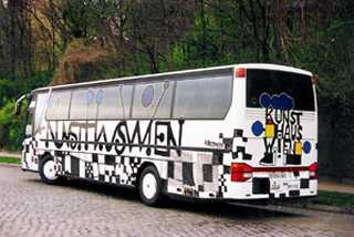 Hundertwasser-Reisebus mit 