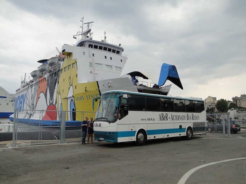 Sleepliner vor der Fähre in Bastia